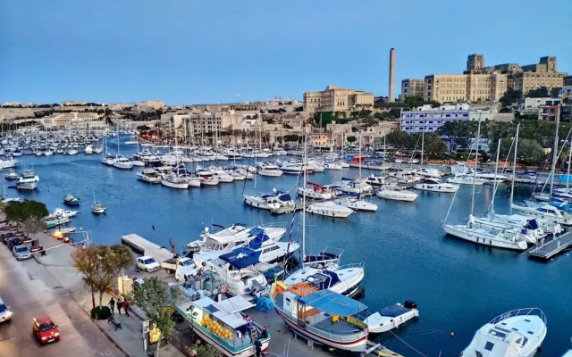 Bright Spacious 2 Bedroom With Marina View