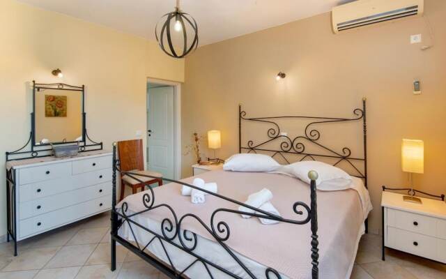 Maritina Villa - 2 BR House Surrounded by Olive Groves