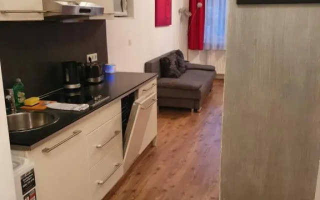 Vibrant Red Apartment I contactless Check-In