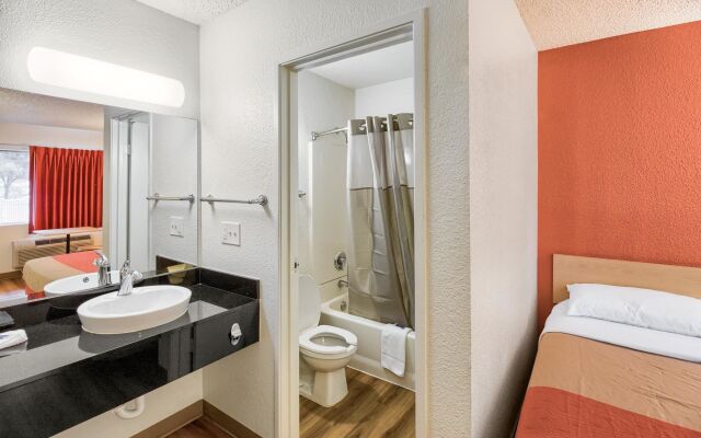 Motel 6 Everett, WA - South