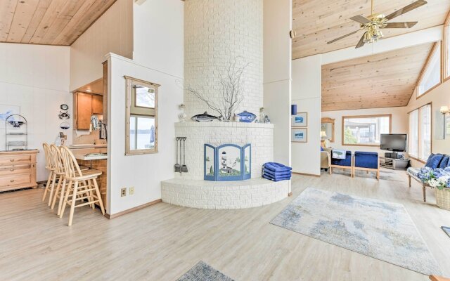 Beachfront Whidbey Island Home + Apartment!