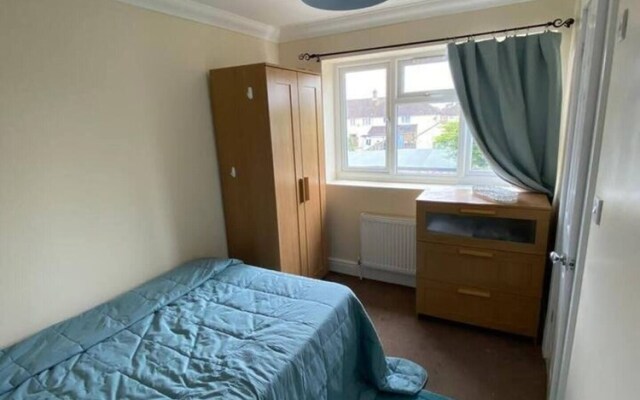 Charming 6-bed House in Reading With Parking