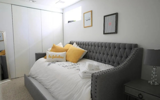 Argyle Basement Elegant 1 BR and Sofabed