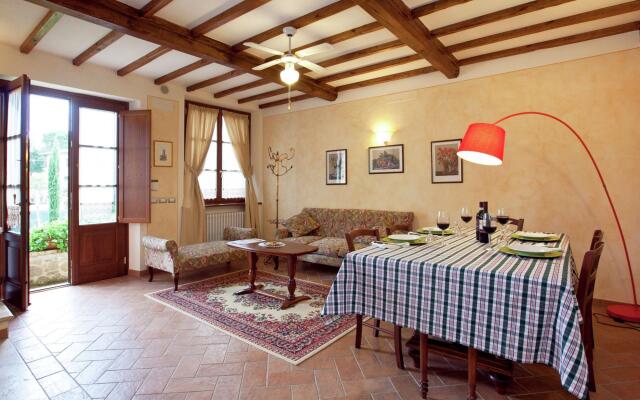 Spacious Cottage in Lucignano with Garden