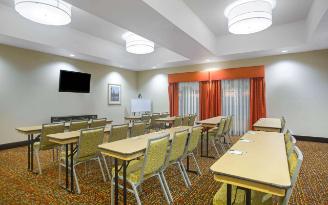 La Quinta Inn & Suites by Wyndham Pearsall