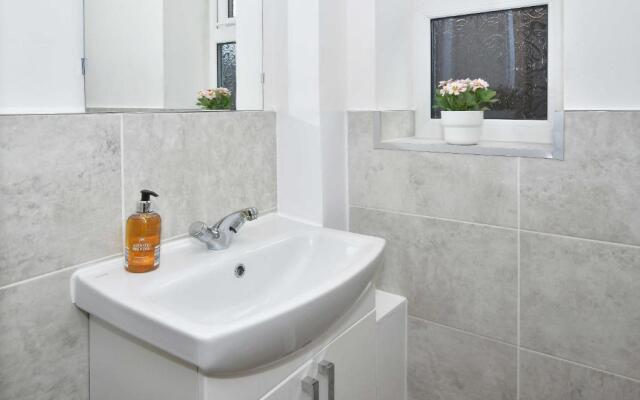 Orion House - sleeps 6, driveway, garden