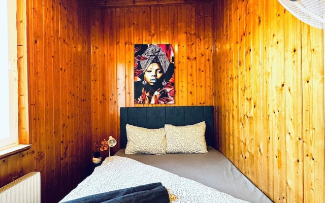 Cozy 3BR Apt with Garden Sleeps 10