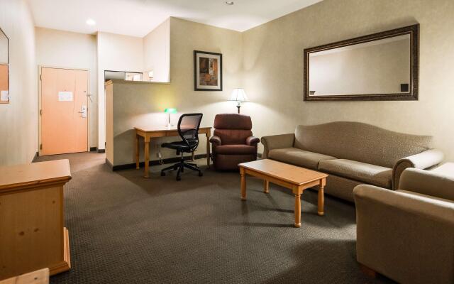 Best Western Plus Revere Inn & Suites