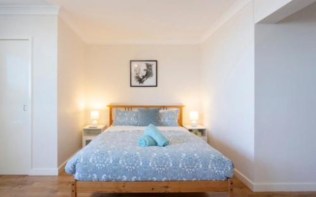 Studio 204 with harbour, ocean and sunset views from the balcony – Guest Rooms – Perth