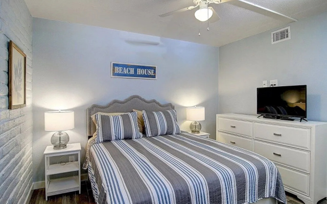 Tropical Haven 2 Bedroom Condo by Redawning