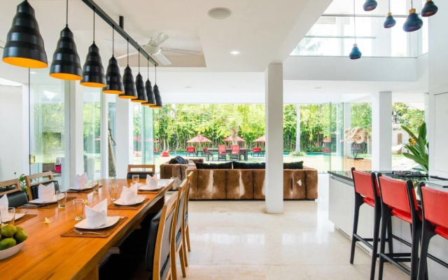 Family Friendly Private Villa, 5 BR, Canggu w/ Staff
