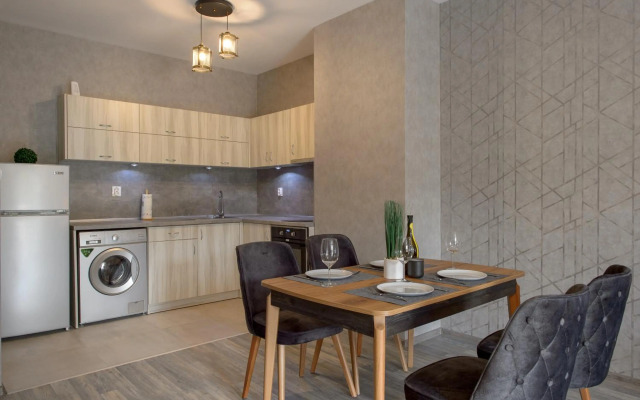 Luxury 2-bedroom apartment by Studenets Center