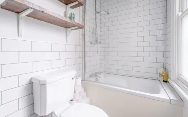 Lovely 3 Bedroom Apartment in Clapton With Garden