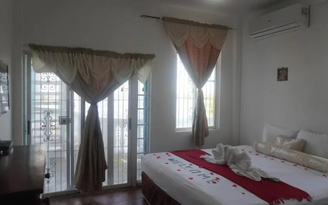 See Belize Waterside Sea View 2-bedroom Apartment w Balcony, Pool & Deck 2nd FL
