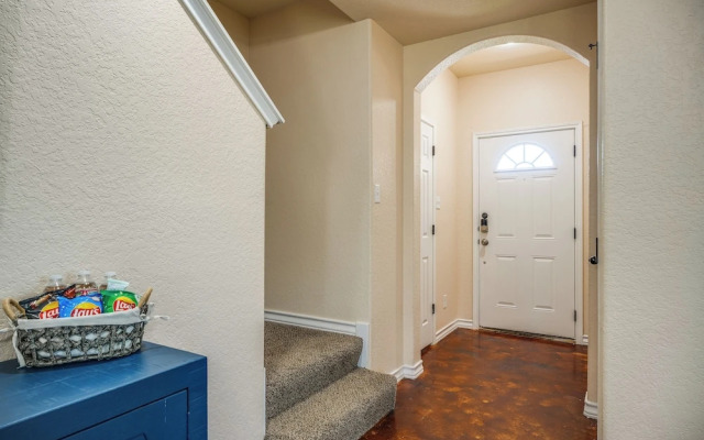 San Antonio Townhome ~ 2 Mi to Aquarium!