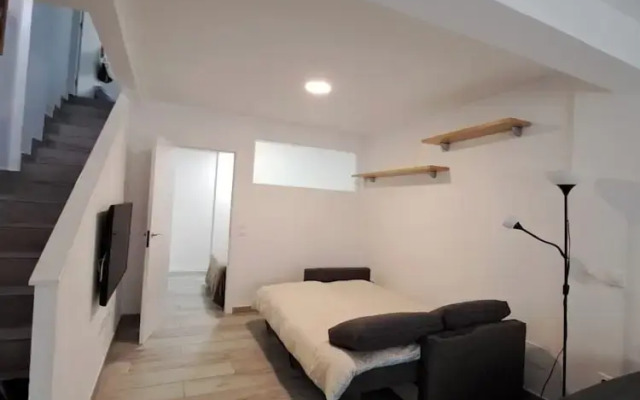 Cozy Apartment up to 6 Persons 3 min to Metro