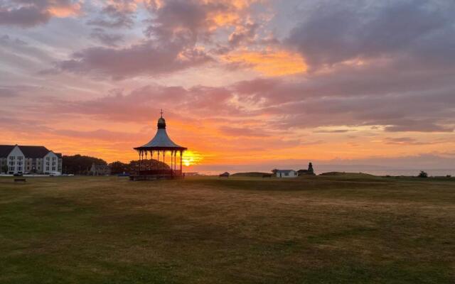 The Duplex Nairn- Spacious 3 Bedroom with sunny balcony