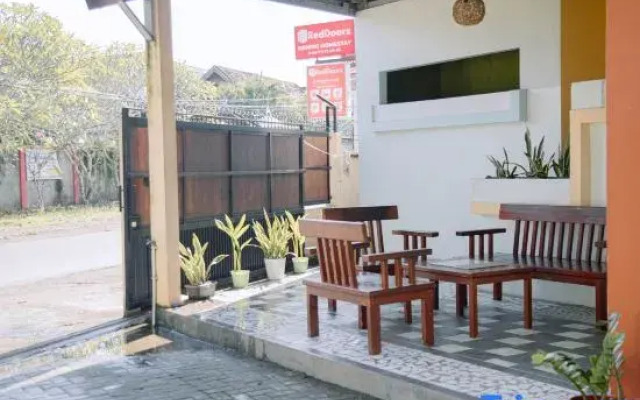 RedDoorz @ Hening Homestay