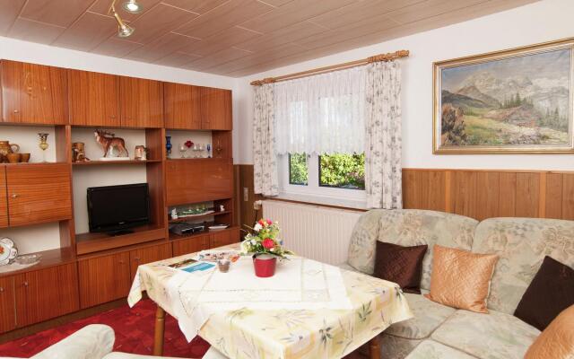 Quiet Cottage Near Trails