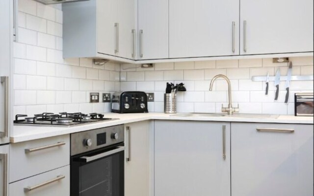 Modern, Stylish Apt. in Excellent Central Location