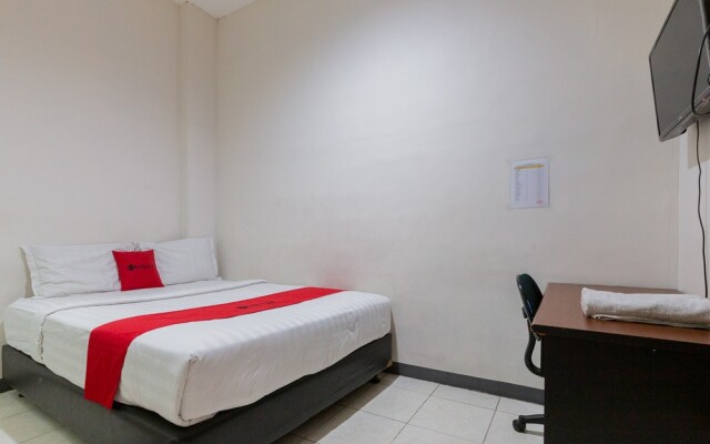 RedDoorz near Taman Flora Bratang Surabaya