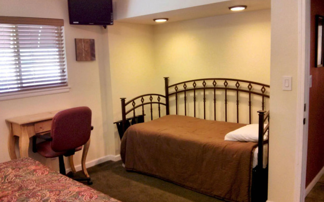 Charm Motel & Suites