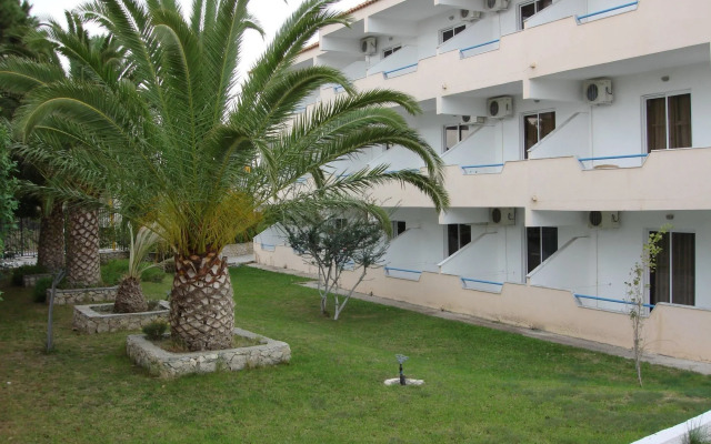 Chaplins Studios & Splash Pool Bar