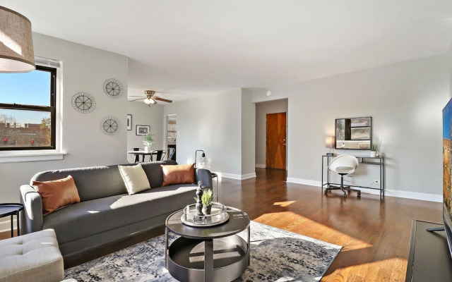 Comfy 2BR Rogers Park Apt in Sheridan