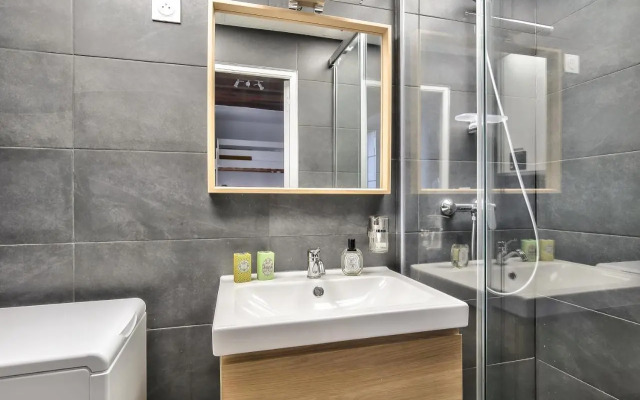 Cosy Mezzanine Studio in the Heart of Paris (4)