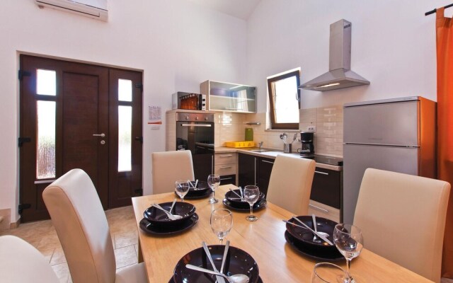Beautiful Home in Liznjan With Wifi and 2 Bedrooms