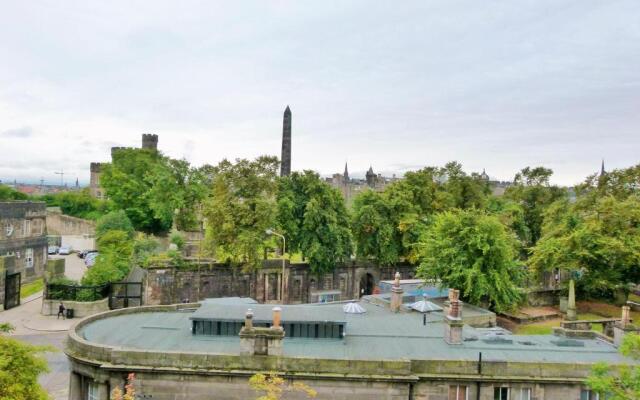 F2 Charming City Centre Apartment full of Character