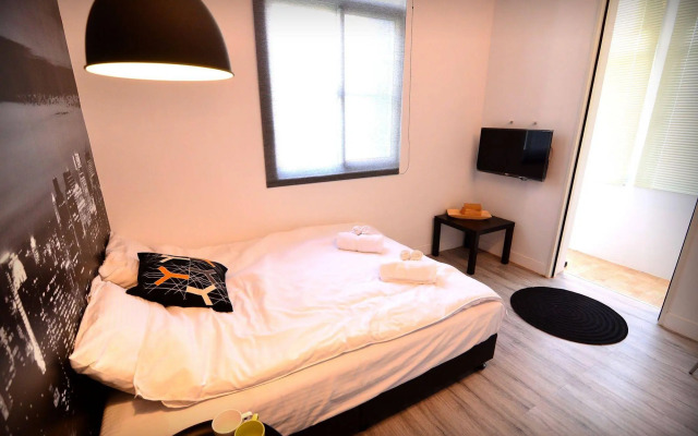 leaf hostel