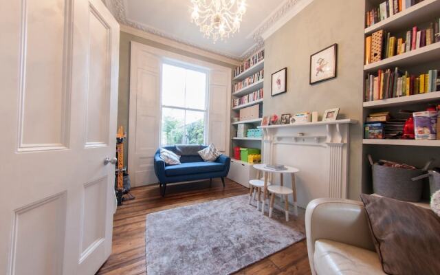 Spacious, Homey 4-br Home For 8 in Peckham