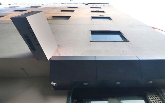 OYO 19392 Hotel Lexis