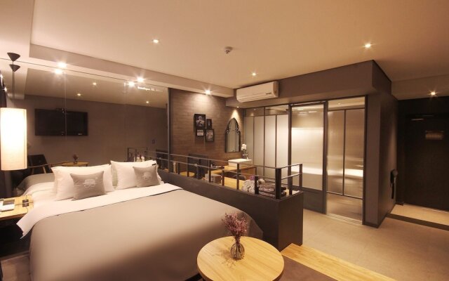 Busan Oncheonjang Mr Brick