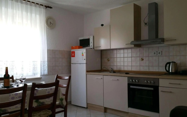 Family friendly apartments with a swimming pool Pula - 7610