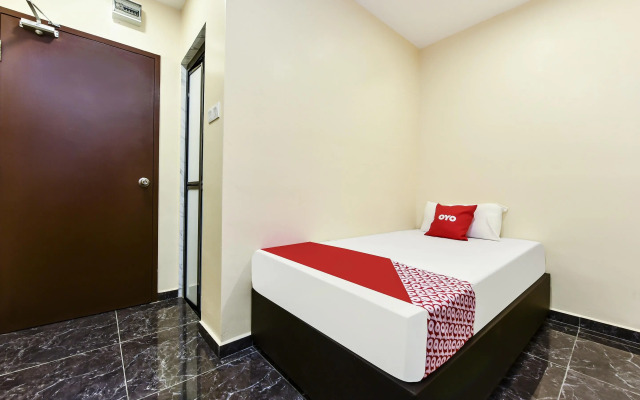 Th Hotel by OYO Rooms