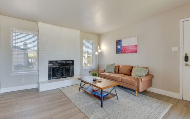 6 Mi to At&t Stadium: Grand Prairie Apt w/ Balcony
