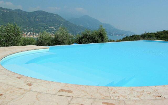 Luxurious Holiday Home in Salò with Swimming Pool