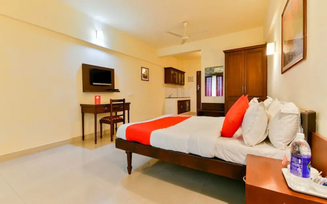 OYO 16663 Plaza Suites Hotel