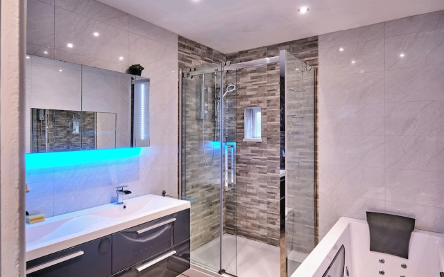 Charming Cardiff Home With Private Parking & Modern Amenities