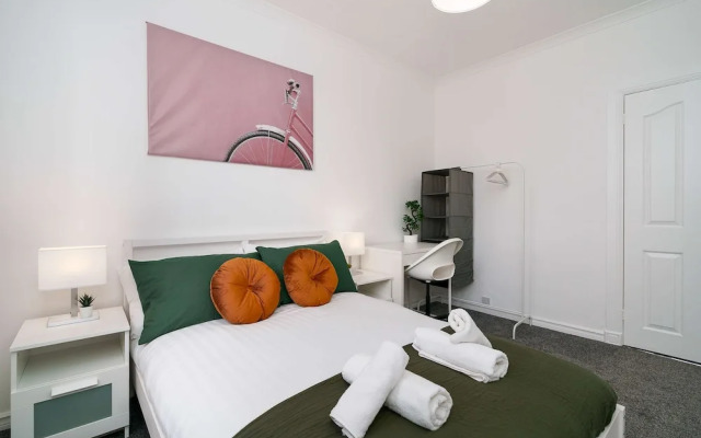 Free Parking - 2 Bedroom Flat