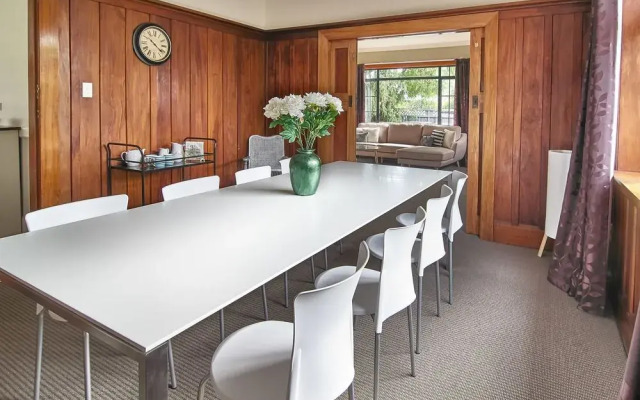 159 Yaldhurst Road Guest House