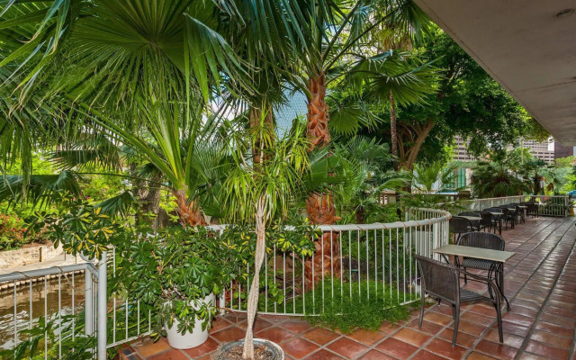 El Tropicano Riverwalk