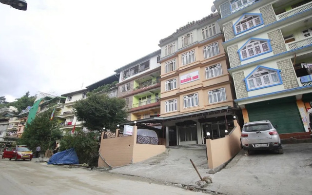 Rising Inn by OYO Rooms