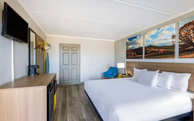 Days Inn & Suites by Wyndham Fort Bragg/Cross Creek Mall