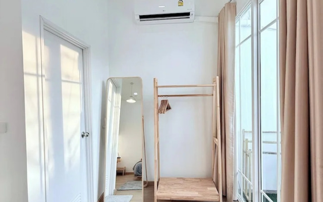 Minimalist Townhome Stay