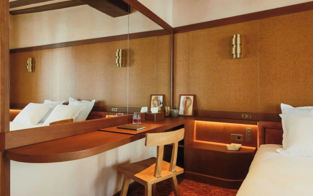 Confidential Room 5, a Stone's Throw From the Louvre