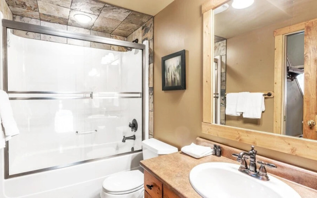 Forest Lane Hideaway - Luxurious Family Friendly Home with Private Hot Tub