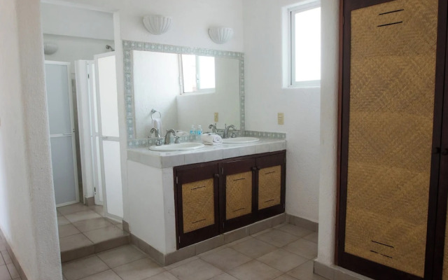 Apt. with Jacuzzi Ixt. Zihuatanejo 3 BR
